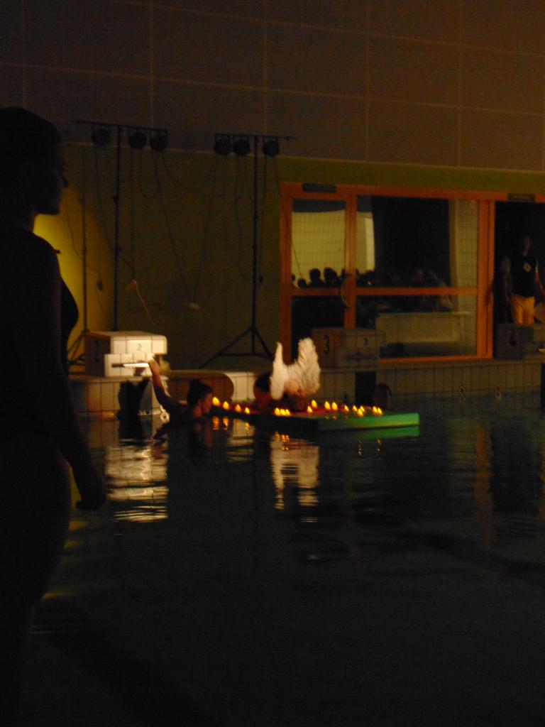 Ballet hommage aux attentats avec tous les nageurs